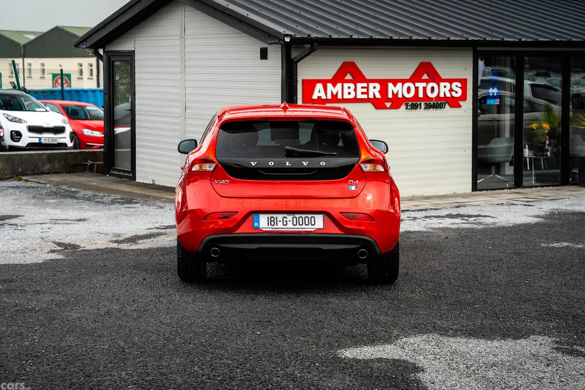 Volvo V40 Hatchback, Diesel, 2018, Red