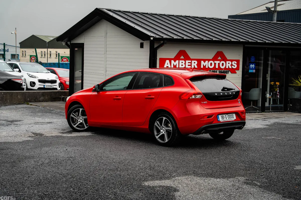 Volvo V40 Hatchback, Diesel, 2018, Red