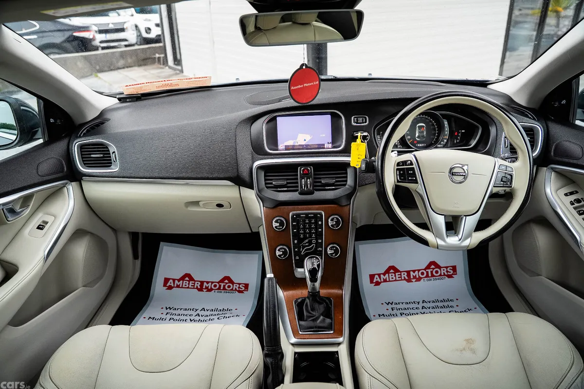 Volvo V40 Hatchback, Diesel, 2019, Blue