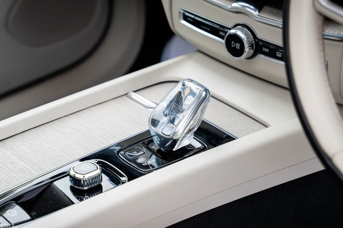 Volvo XC60 SUV, Petrol Plug-in Hybrid, 2022, White