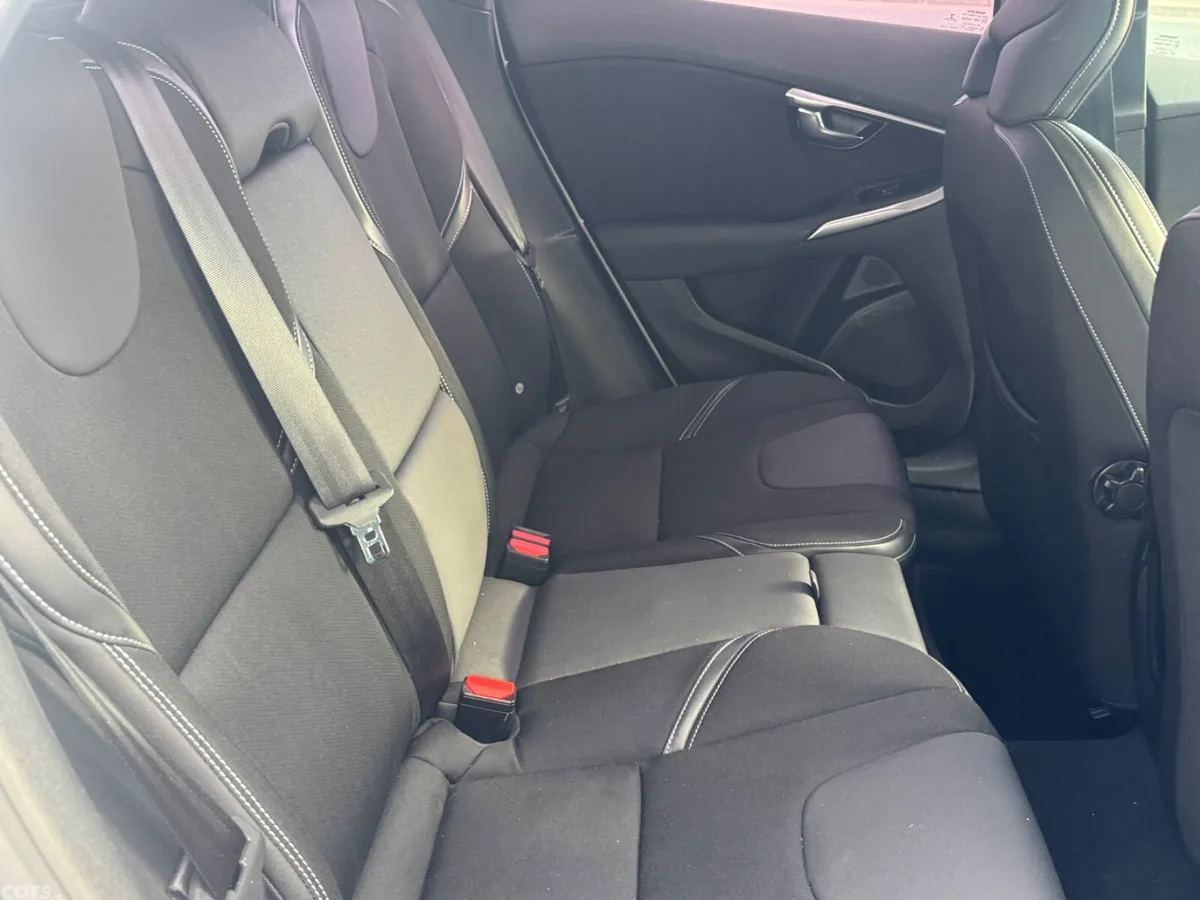Volvo V40 Hatchback, Diesel, 2017, White