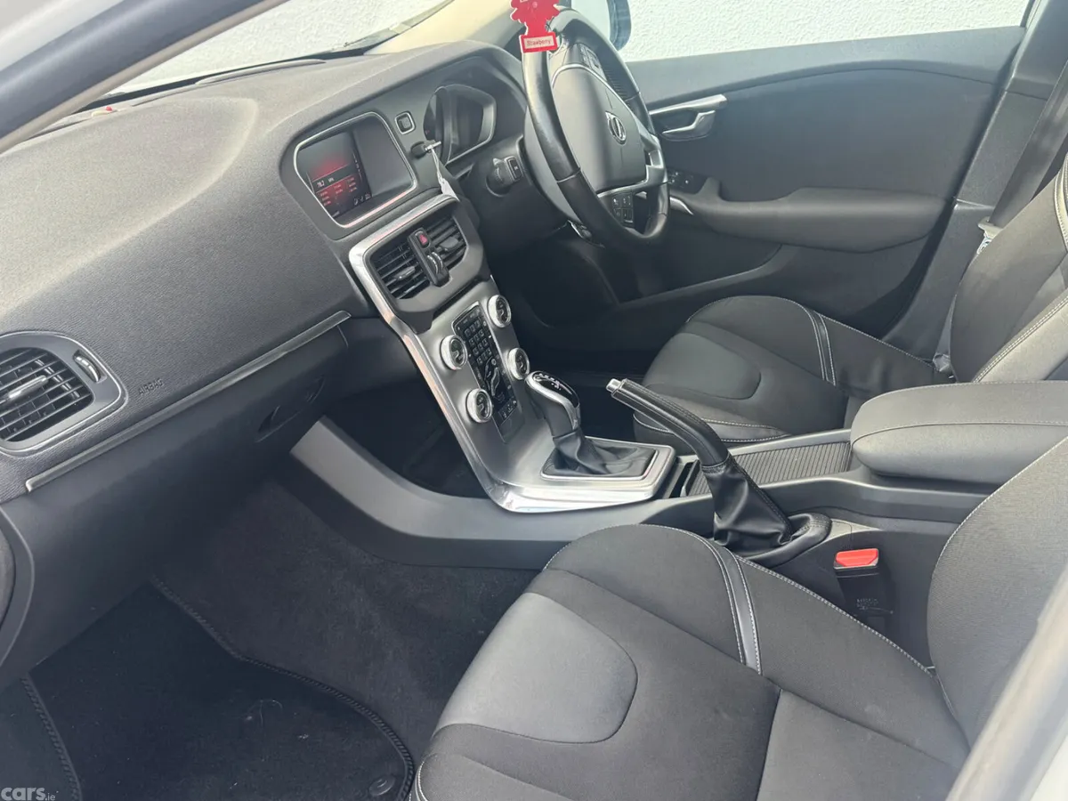Volvo V40 Hatchback, Diesel, 2017, White