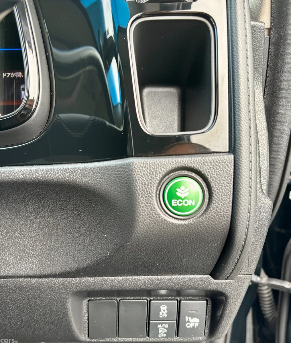 Honda Shuttle MPV, Petrol Hybrid, 2016, Blue