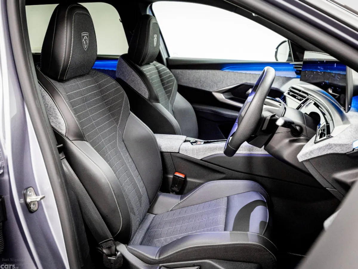 Peugeot 5008 SUV, Petrol Plug-in Hybrid, 2025, Grey