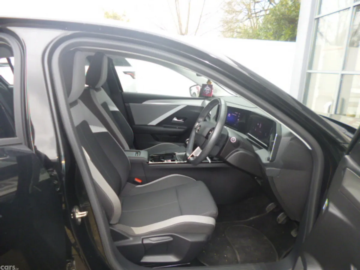 Opel Astra Hatchback, Petrol, 2023, Black