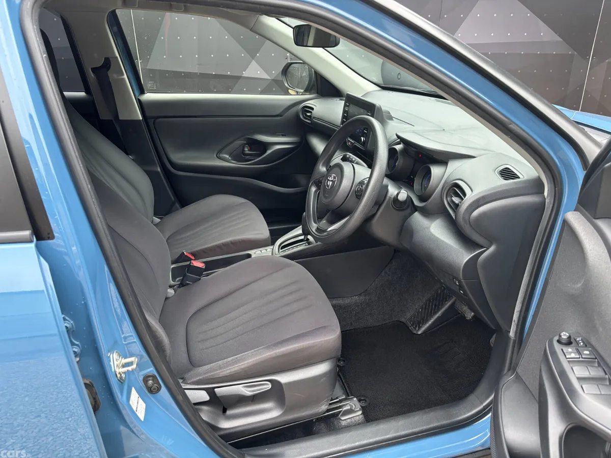 Toyota Yaris Cross Hatchback, Petrol Hybrid, 2022, Blue