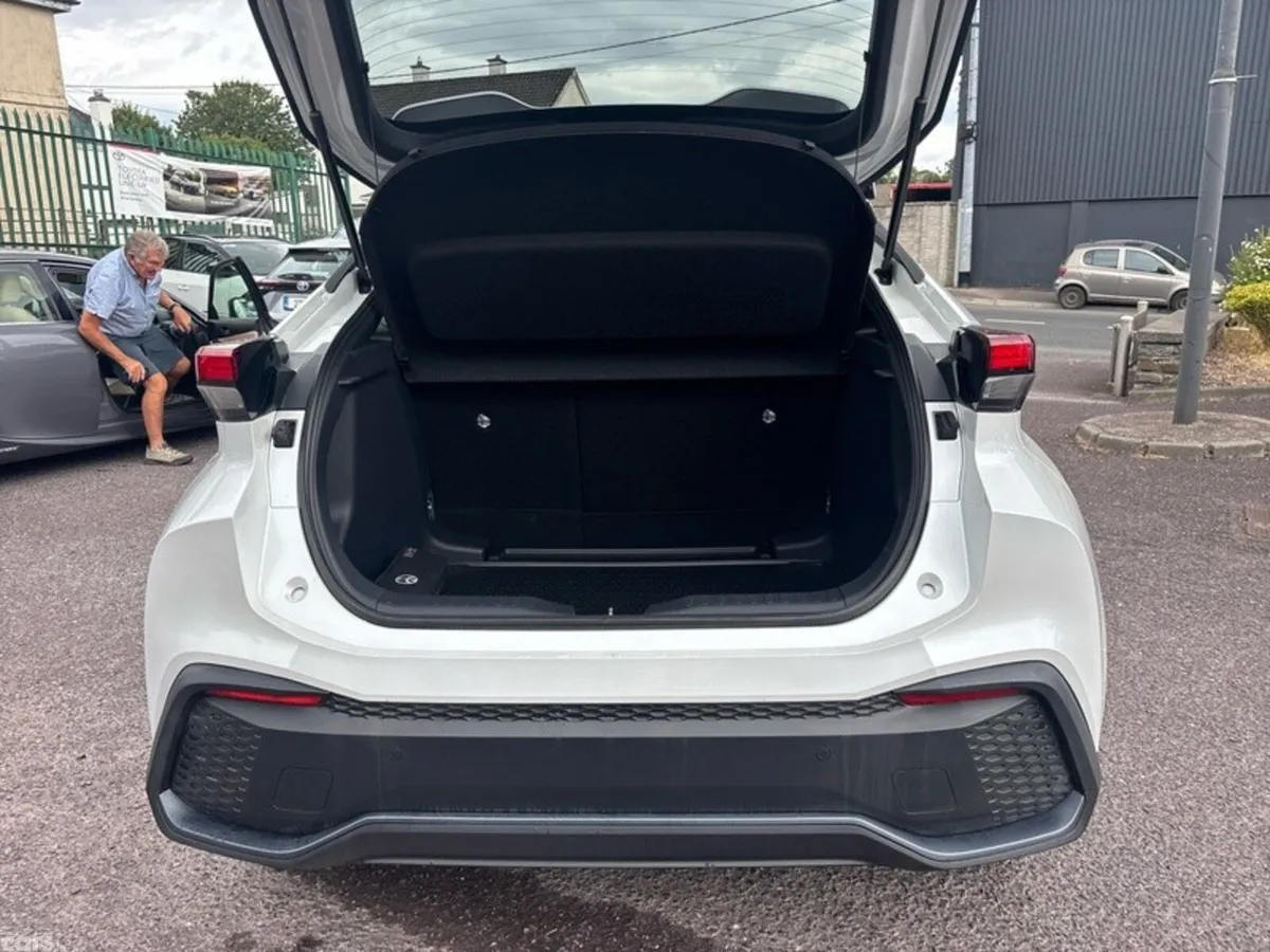 Toyota C-HR SUV, Petrol Hybrid, 2024, White