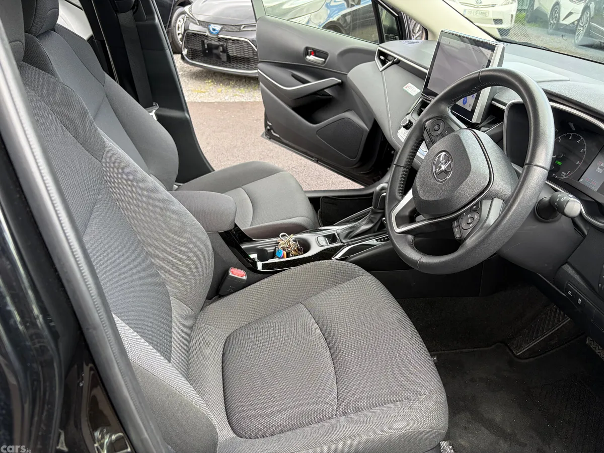 Toyota Corolla Saloon, Petrol Hybrid, 2023, Silver