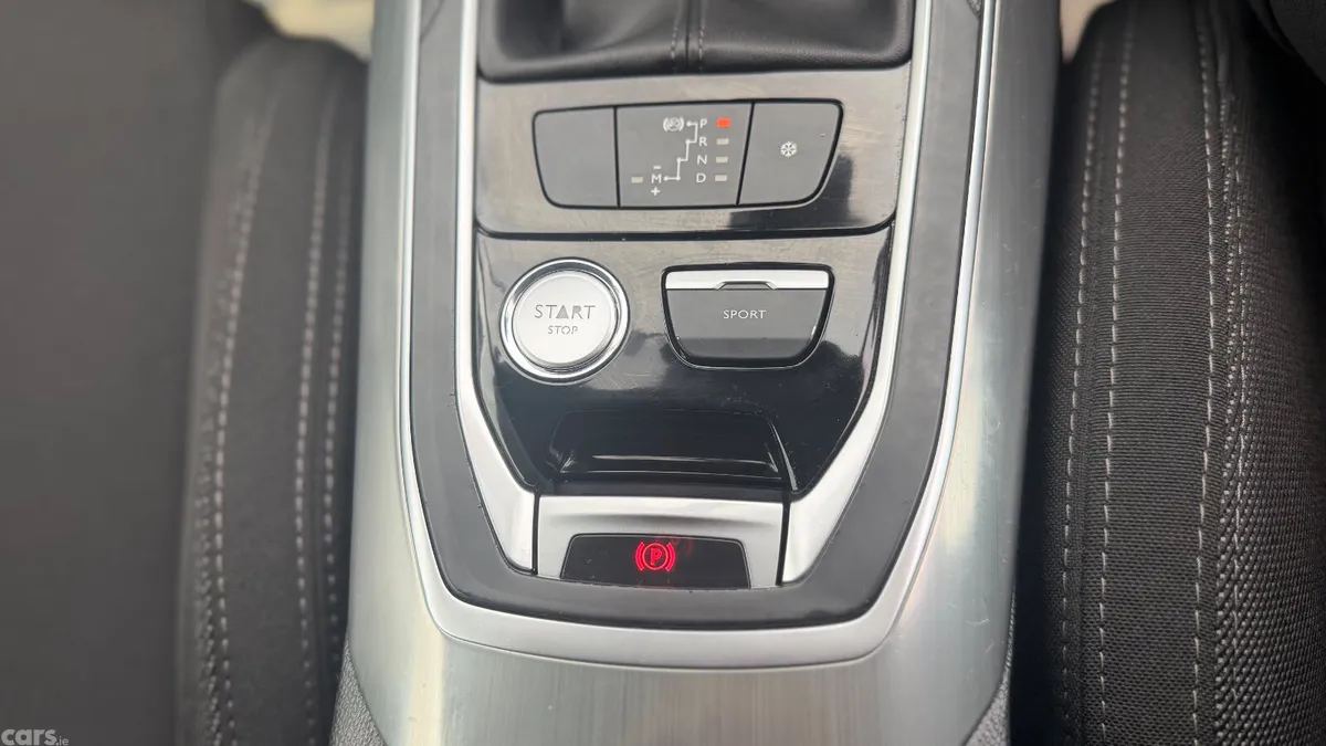Peugeot 308 Hatchback, Petrol, 2015, Black
