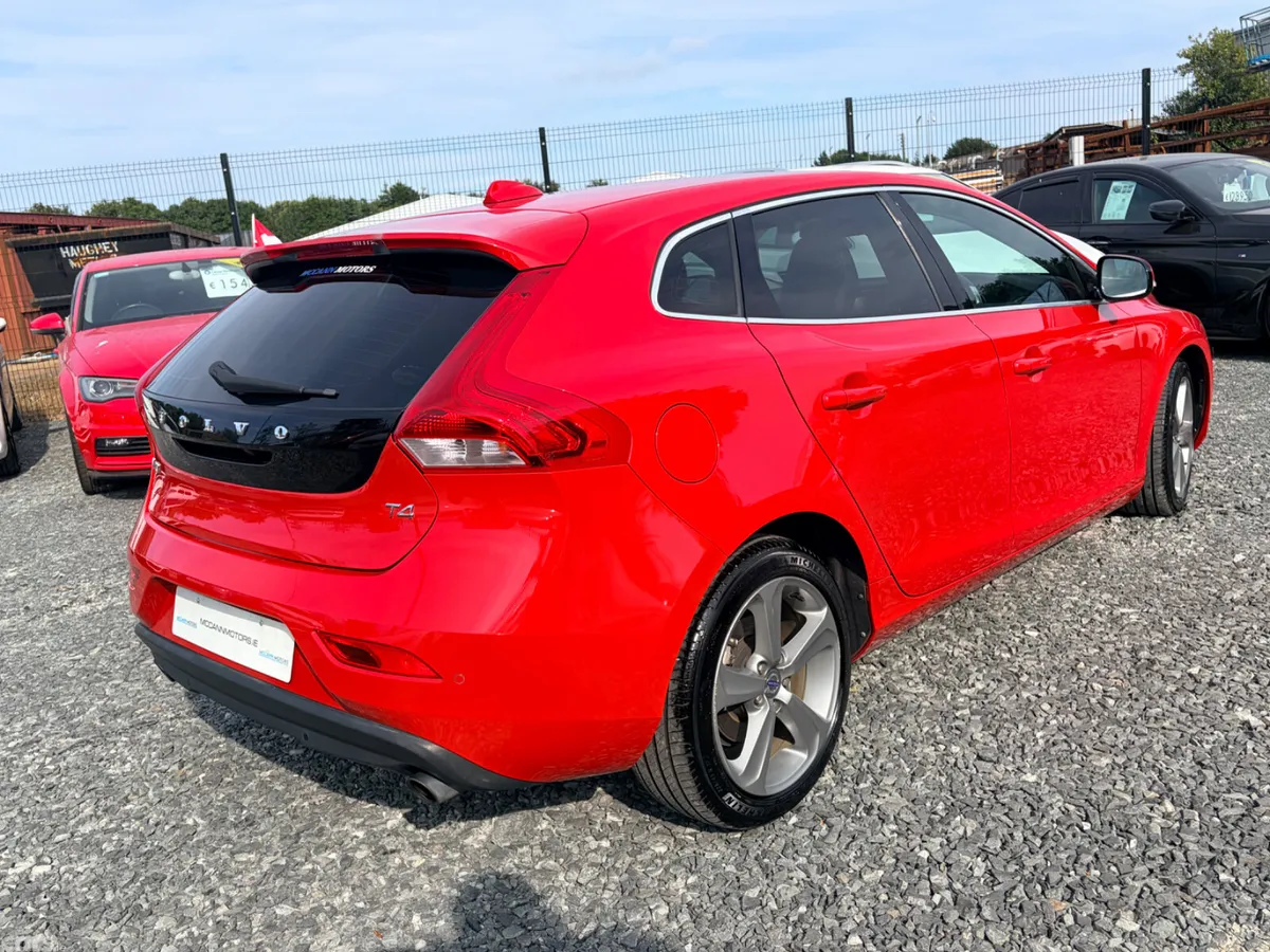 Volvo V40 Hatchback, Petrol, 2015, Red