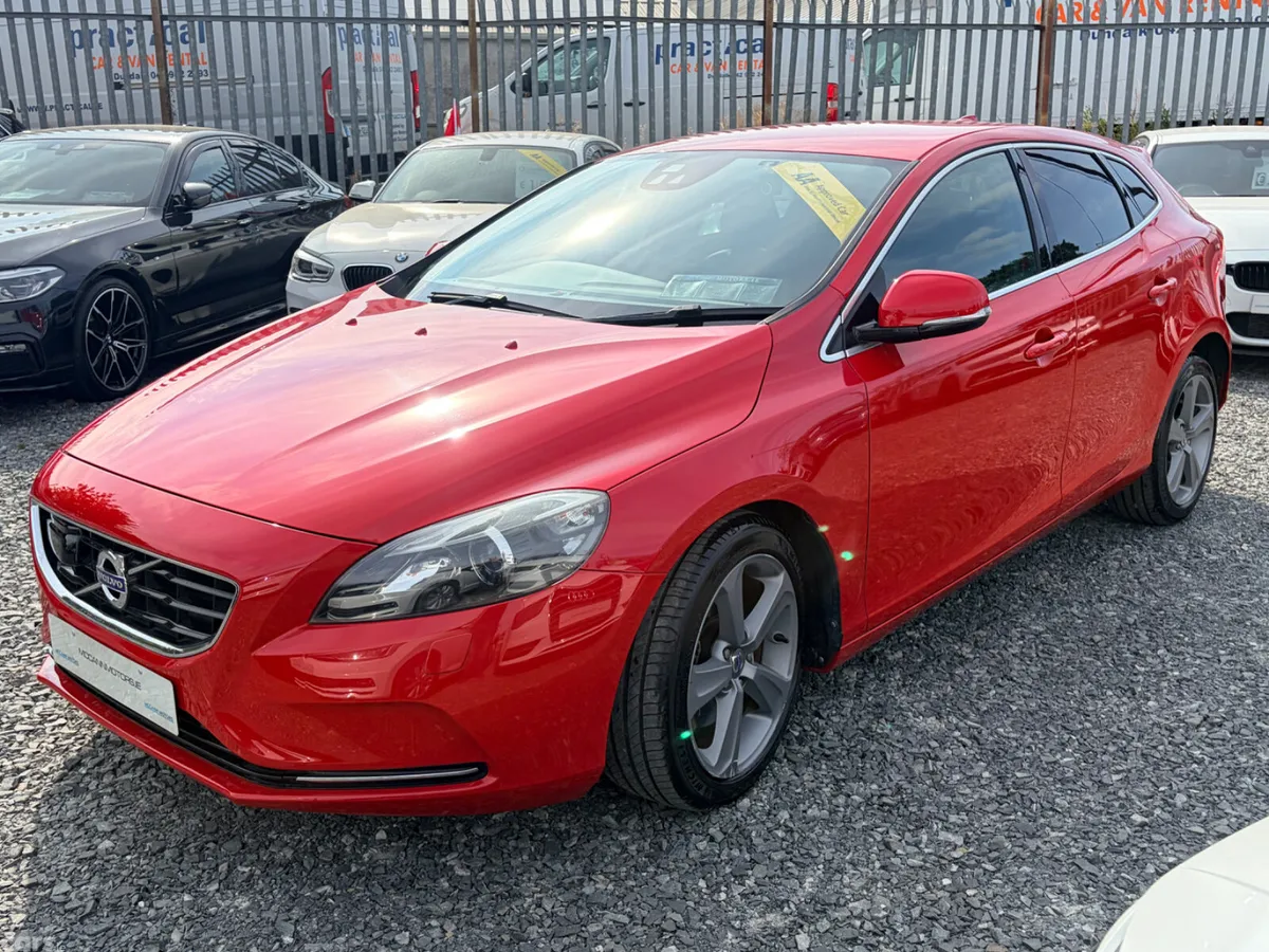 Volvo V40 Hatchback, Petrol, 2015, Red