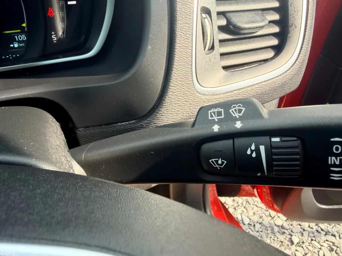 Volvo V40 Hatchback, Petrol, 2015, Red