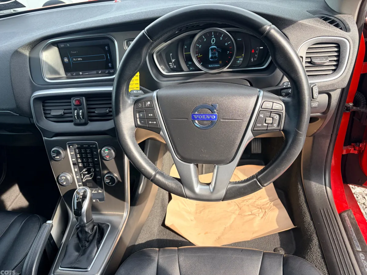 Volvo V40 Hatchback, Petrol, 2015, Red