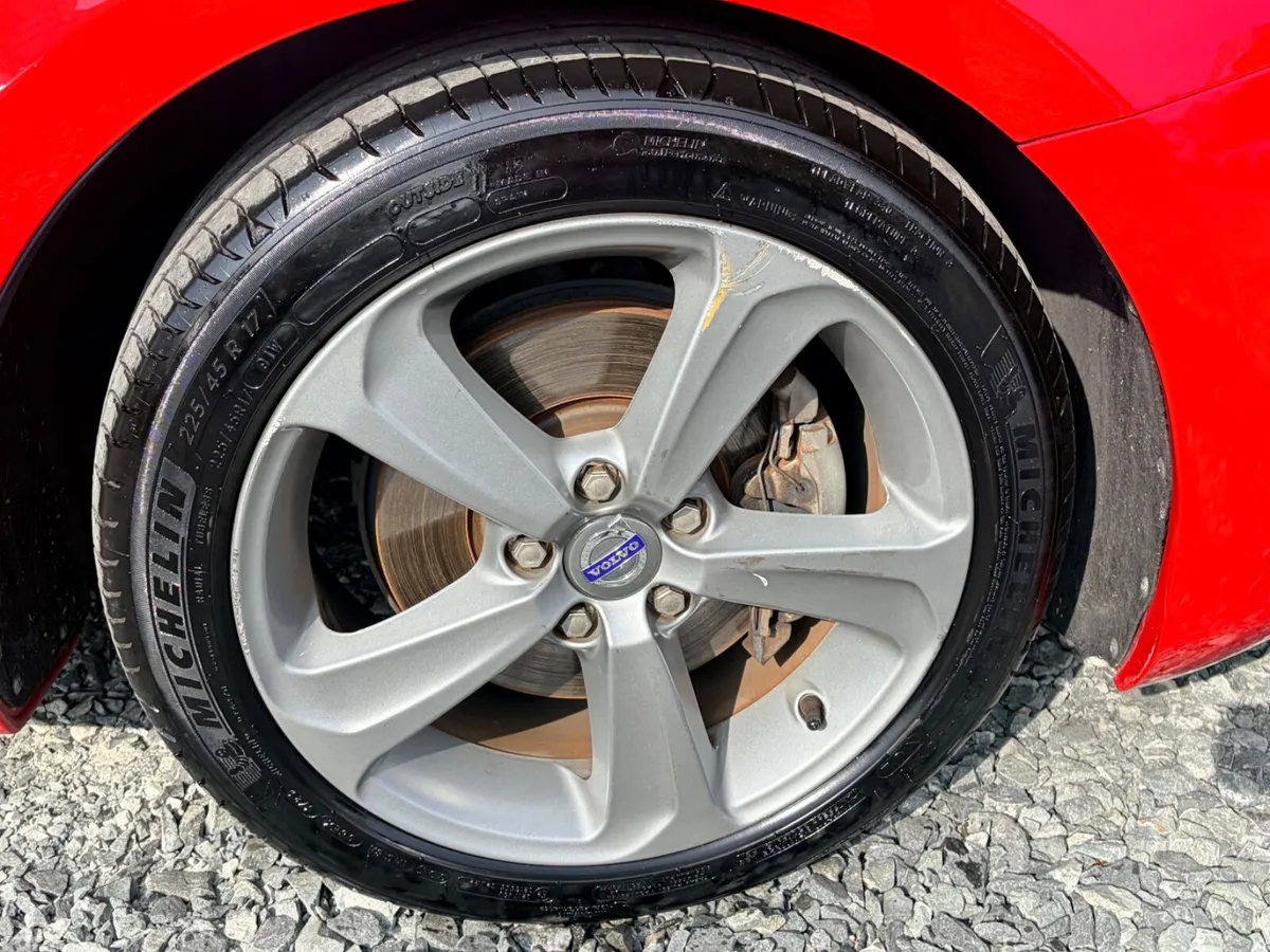 Volvo V40 Hatchback, Petrol, 2015, Red