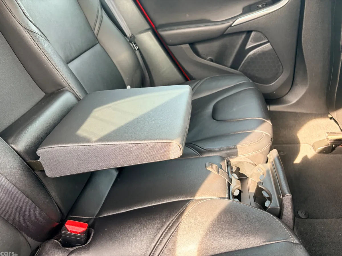 Volvo V40 Hatchback, Petrol, 2015, Red