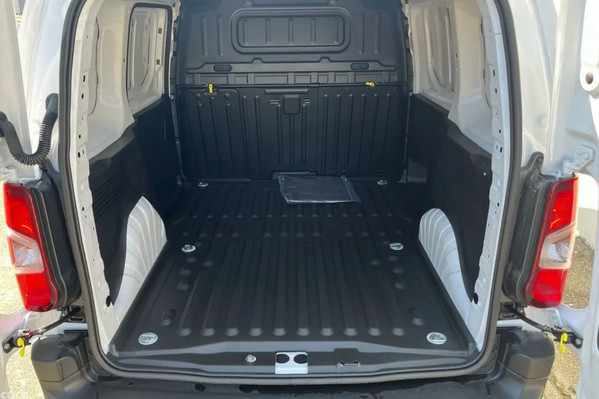 Peugeot Partner MPV, Diesel, 2024, White