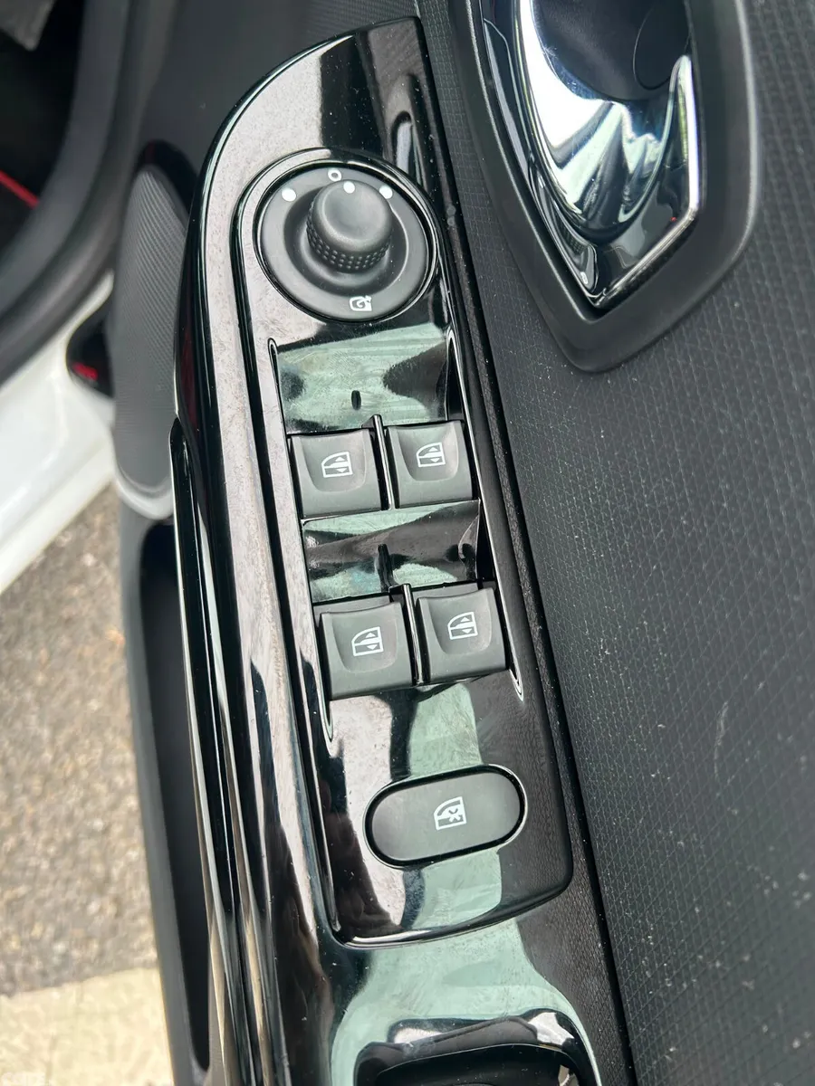Renault Clio Hatchback, Petrol, 2015, White