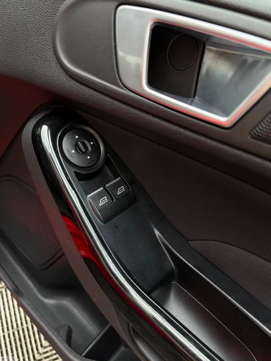 Ford Fiesta Hatchback, Petrol, 2015, Red