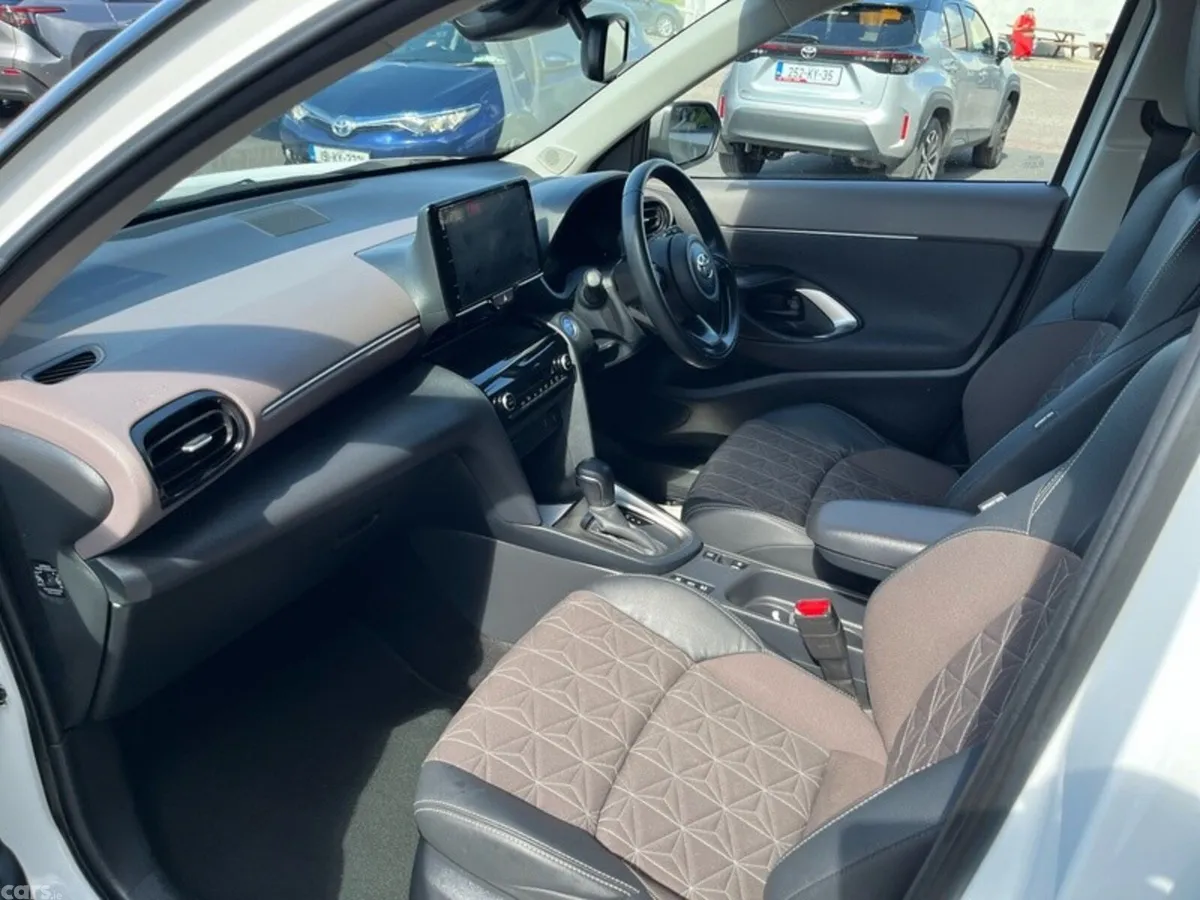 Toyota Yaris Cross Hatchback, Petrol Hybrid, 2023, White