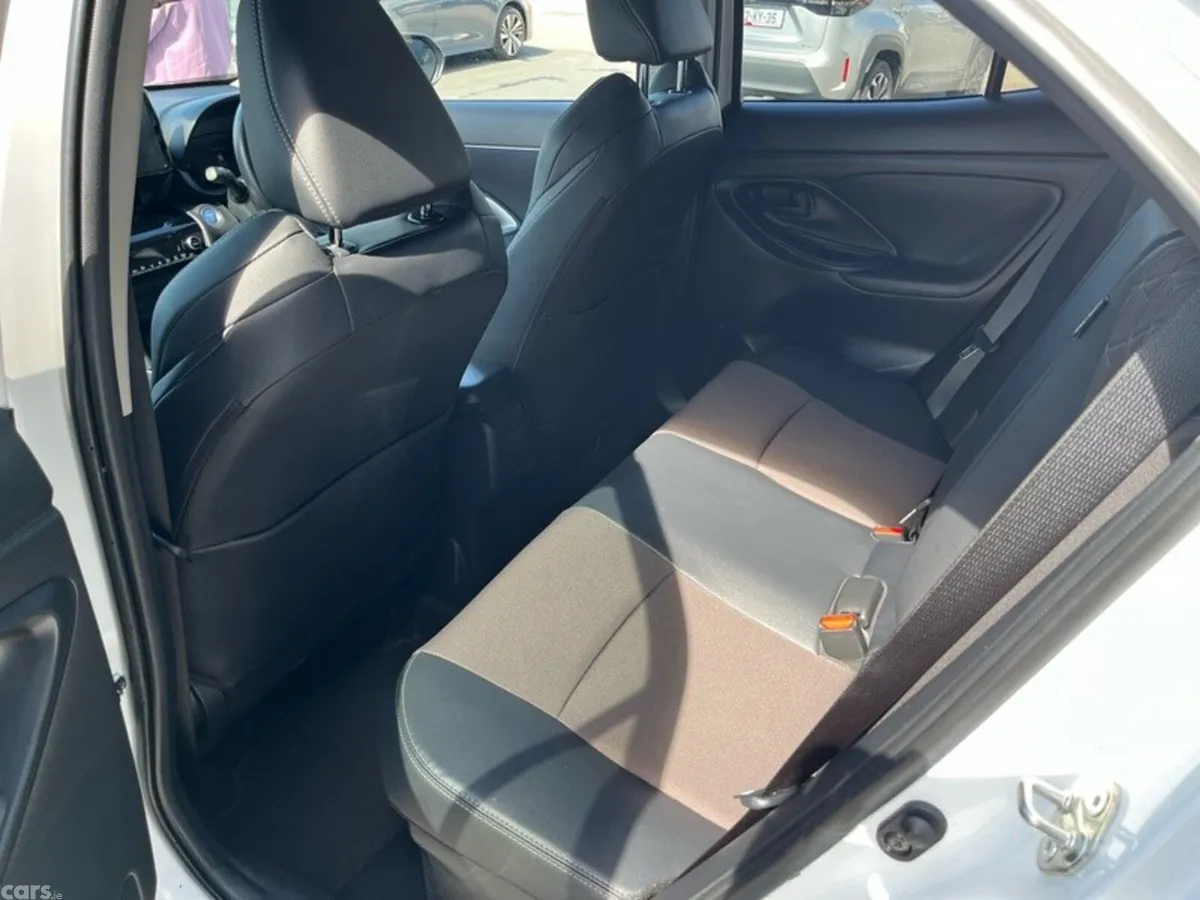 Toyota Yaris Cross Hatchback, Petrol Hybrid, 2023, White