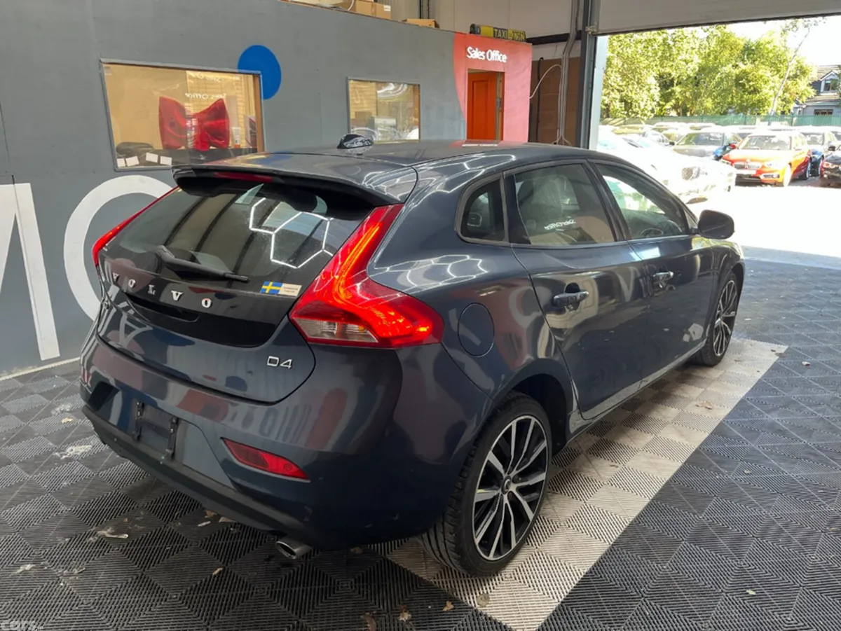 Volvo V40 Hatchback, Diesel, 2017, Blue