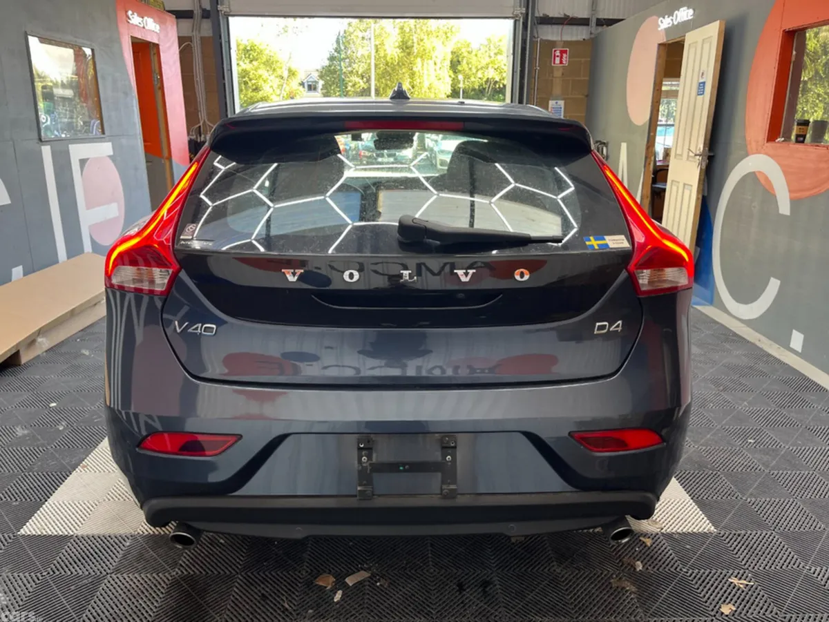 Volvo V40 Hatchback, Diesel, 2017, Blue