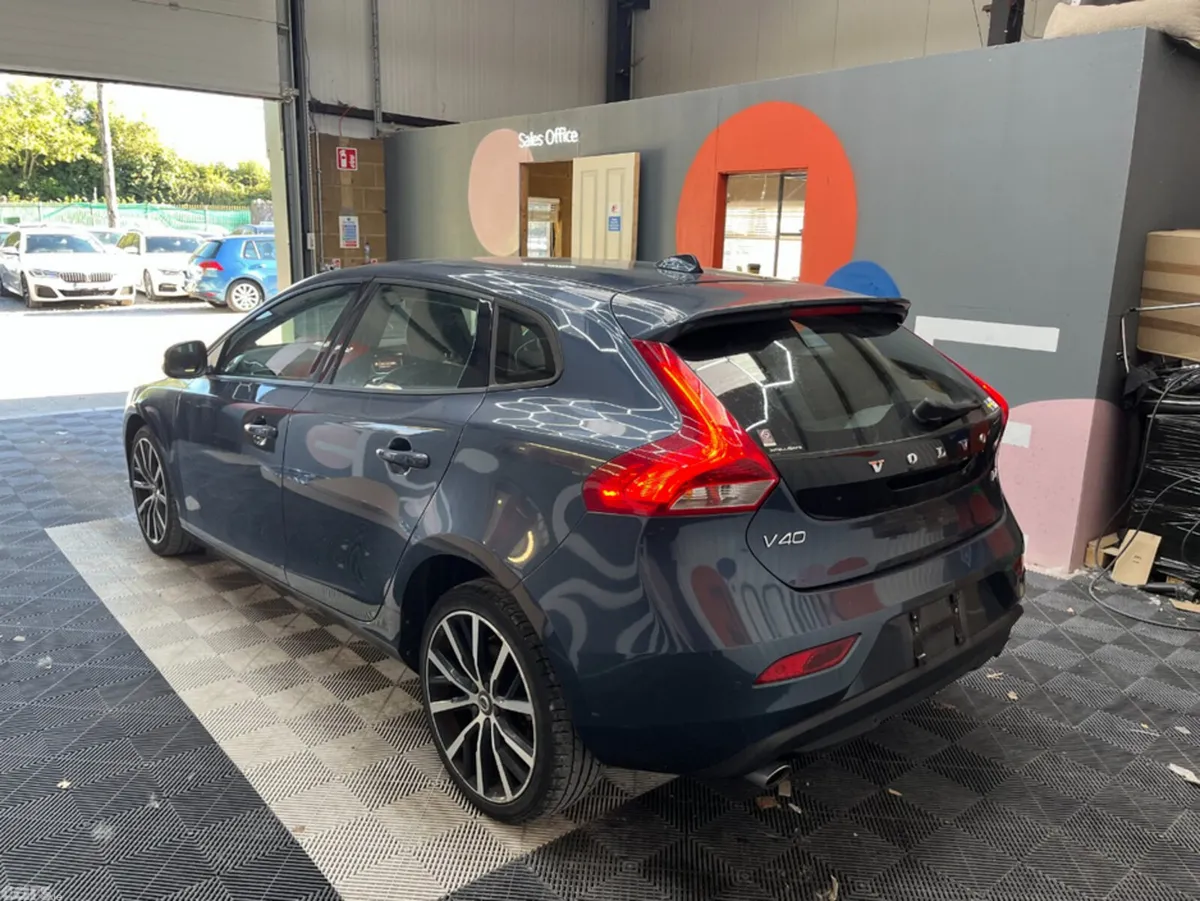Volvo V40 Hatchback, Diesel, 2017, Blue