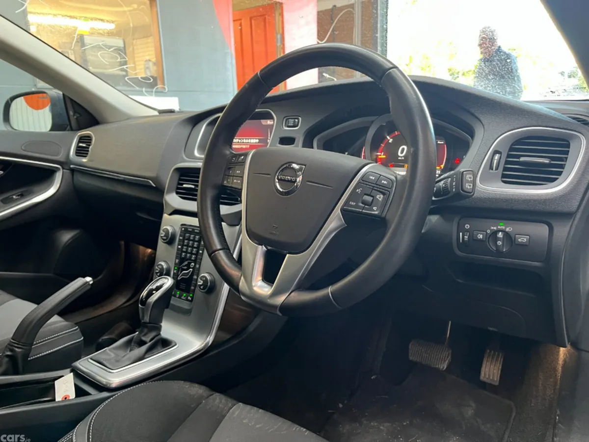 Volvo V40 Hatchback, Diesel, 2017, Blue