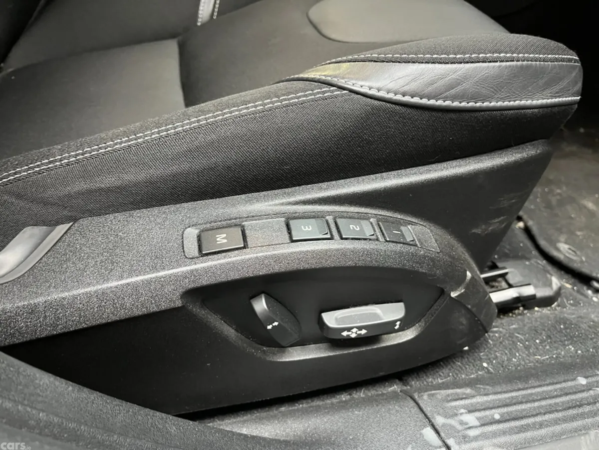 Volvo V40 Hatchback, Diesel, 2017, Blue