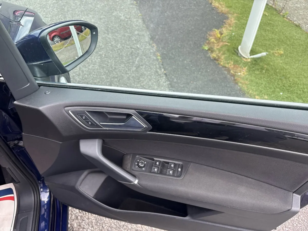 Volkswagen Touran MPV, Petrol, 2016, Blue
