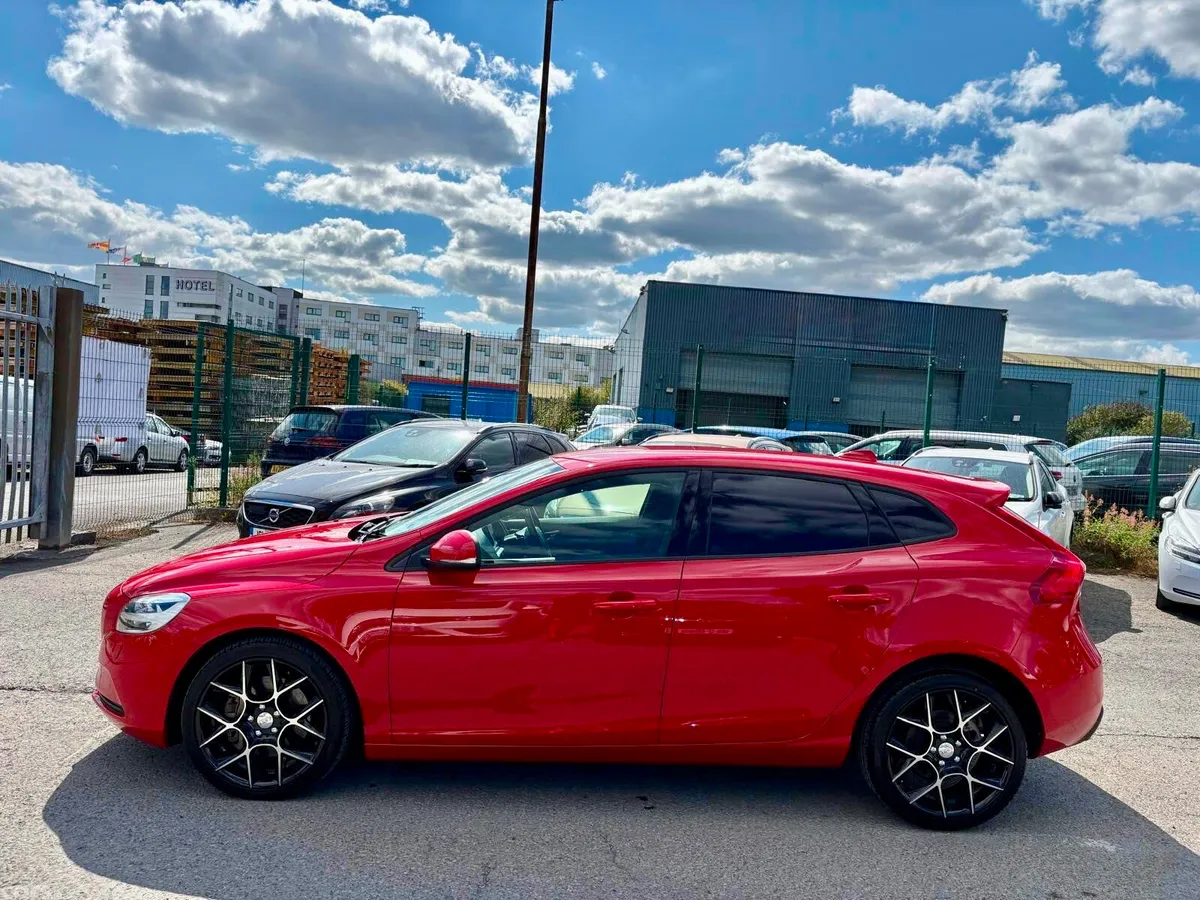 Volvo V40 Hatchback, Diesel, 2017, Red