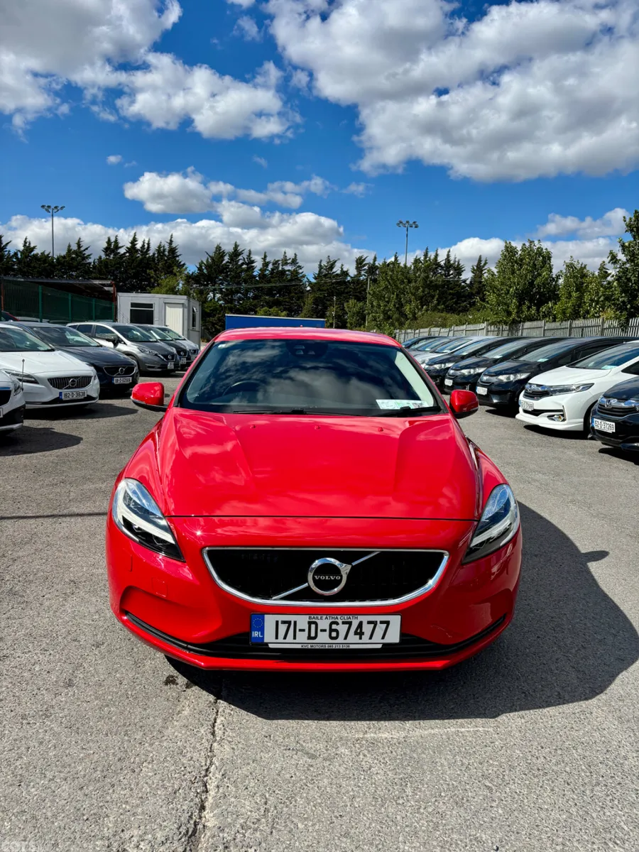 Volvo V40 Hatchback, Diesel, 2017, Red