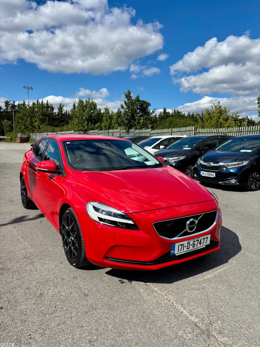 Volvo V40 Hatchback, Diesel, 2017, Red