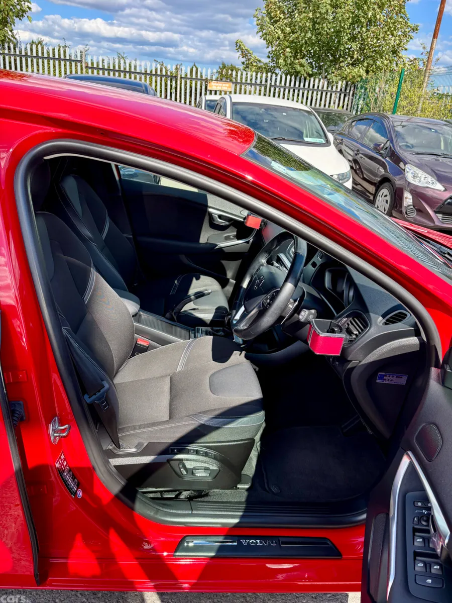 Volvo V40 Hatchback, Diesel, 2017, Red
