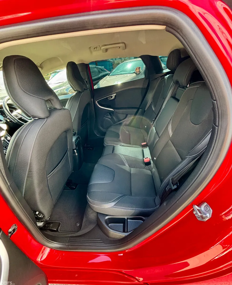 Volvo V40 Hatchback, Diesel, 2017, Red