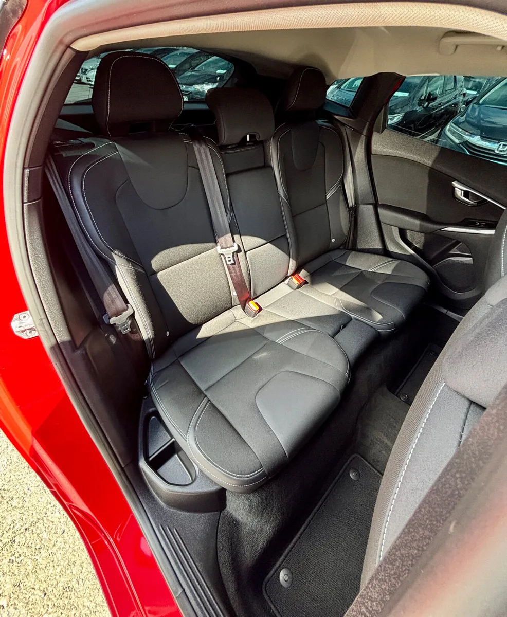 Volvo V40 Hatchback, Diesel, 2017, Red