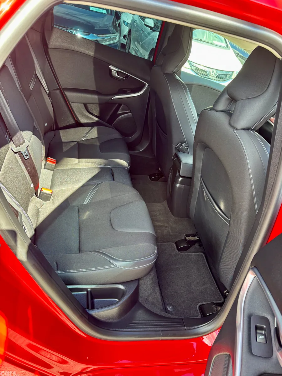Volvo V40 Hatchback, Diesel, 2017, Red