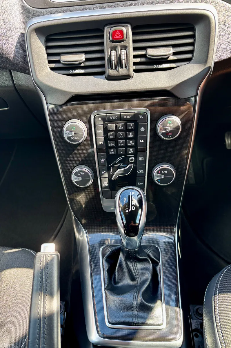Volvo V40 Hatchback, Diesel, 2017, Red