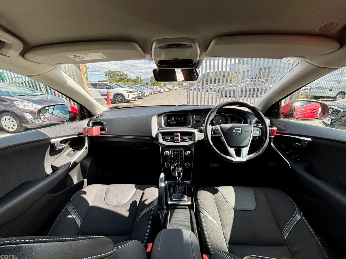 Volvo V40 Hatchback, Diesel, 2017, Red