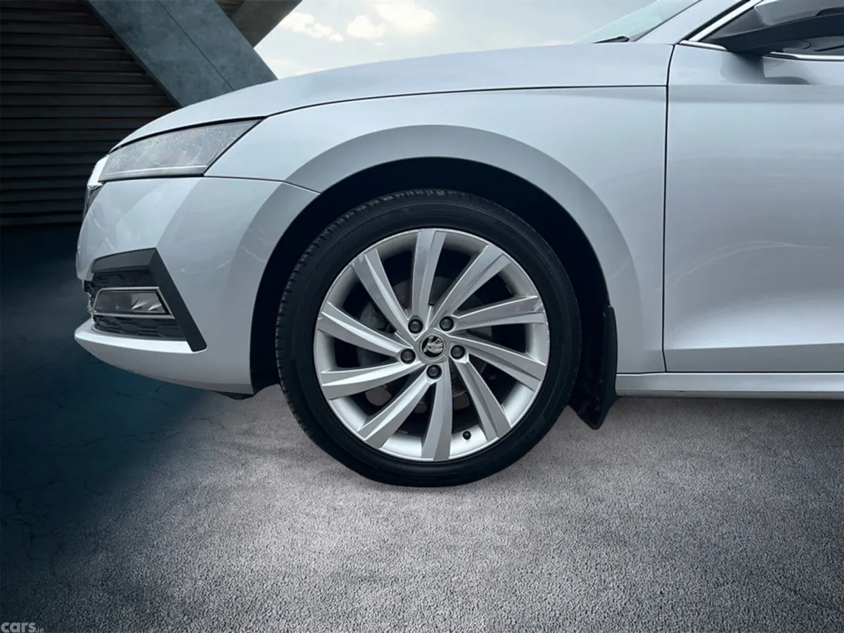 Skoda Octavia Hatchback, Diesel, 2023, Grey
