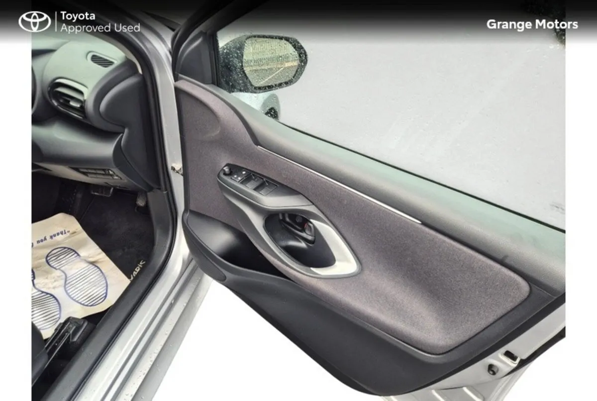 Toyota Yaris Hatchback, Petrol Hybrid, 2023, Silver