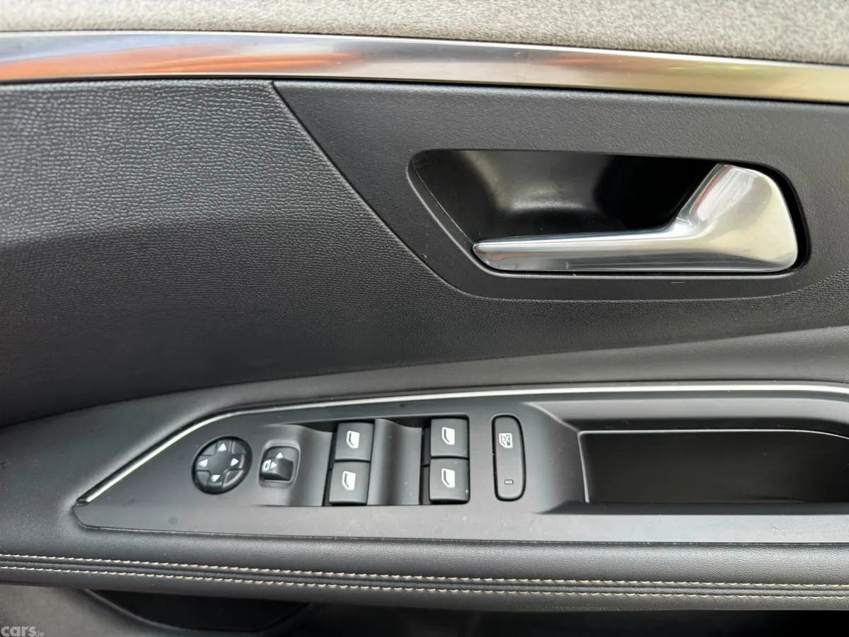 Peugeot 3008 SUV, Petrol Hybrid, 2024, Red