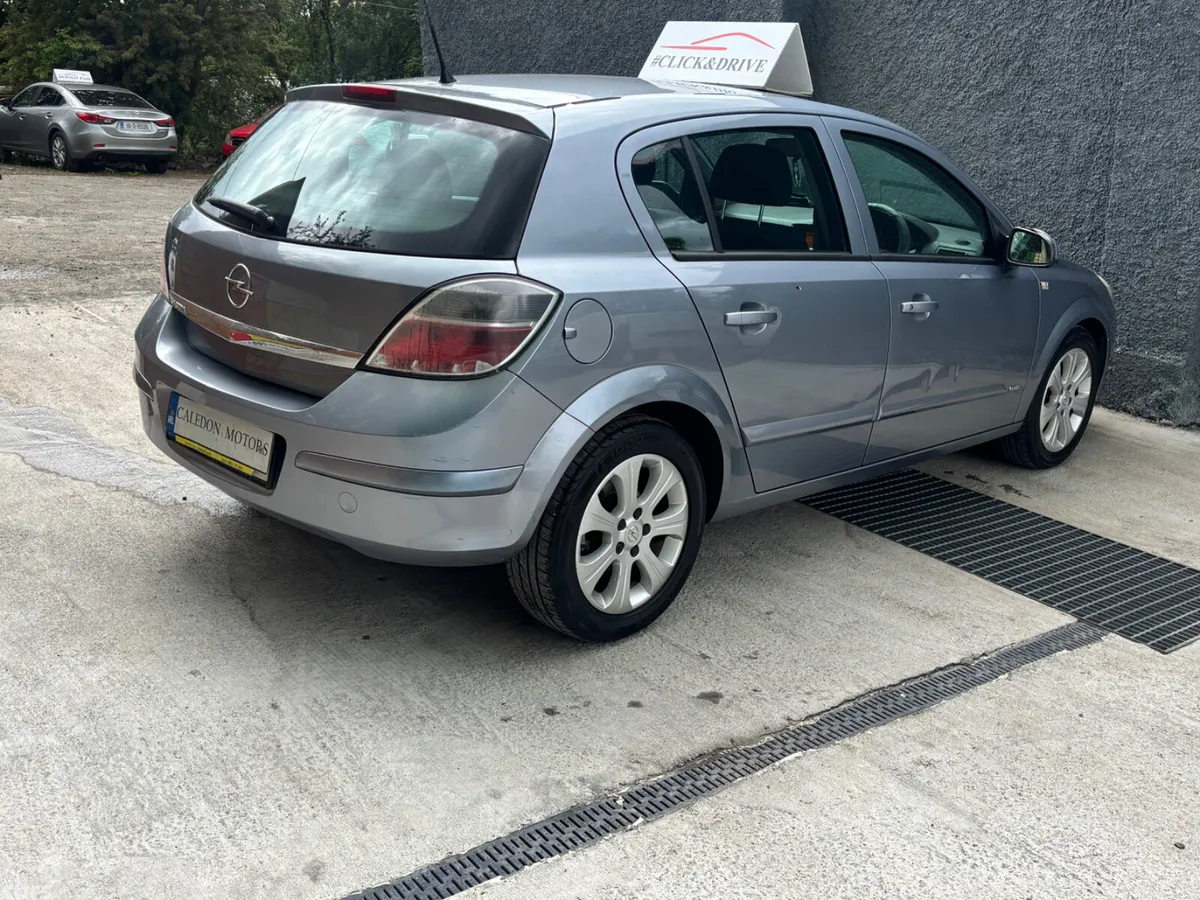 Opel Astra Hatchback, Petrol, 2010, Silver