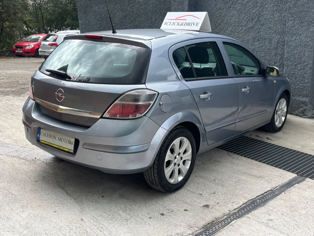 Opel Astra Hatchback, Petrol, 2010, Silver