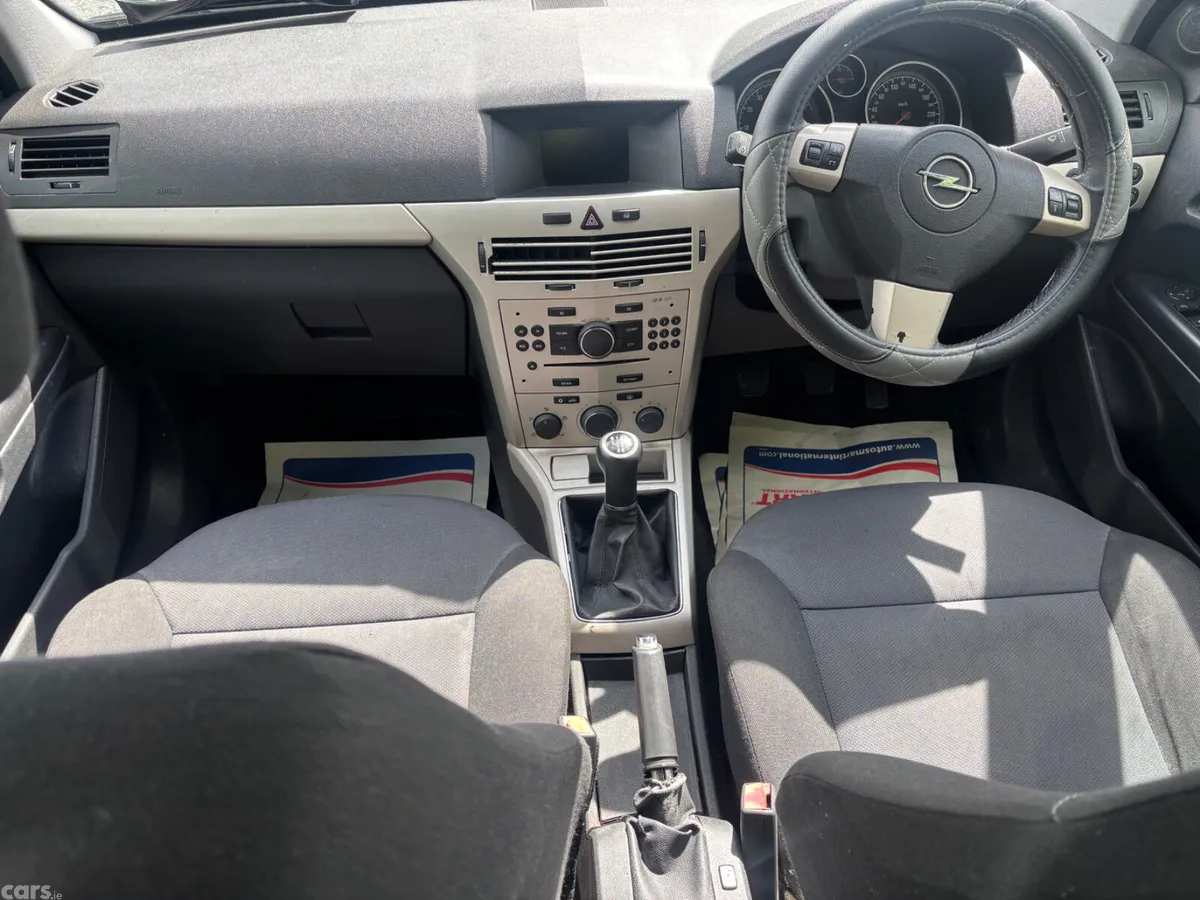 Opel Astra Hatchback, Petrol, 2010, Silver