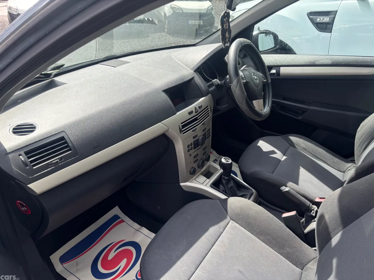 Opel Astra Hatchback, Petrol, 2010, Silver