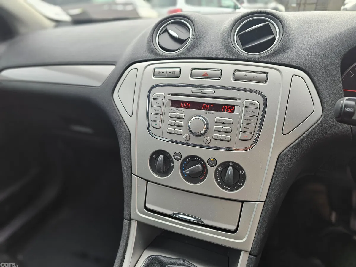 Ford Mondeo Saloon, Diesel, 2010, Gold