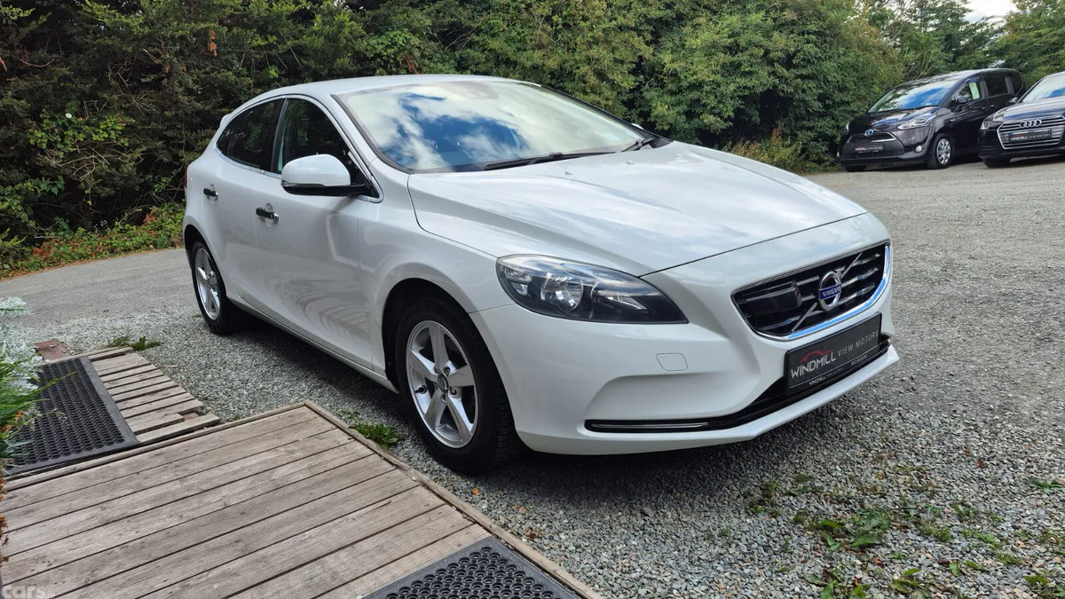 Volvo V40 Hatchback, Petrol, 2014, White