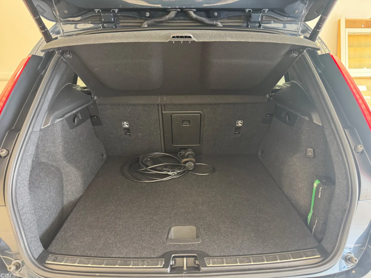 Volvo XC40 Estate/Jeep, Petrol Plug-in Hybrid, 2022, Blue