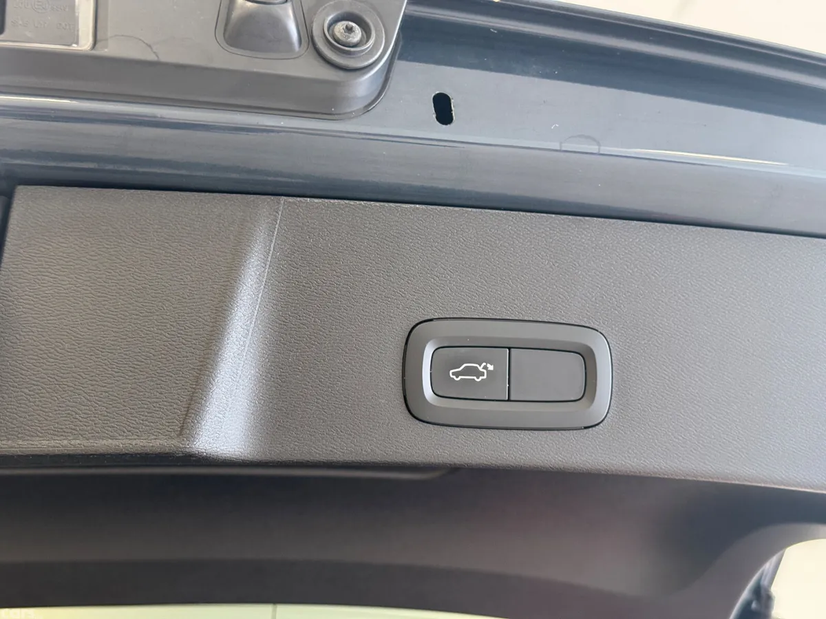 Volvo XC40 Estate/Jeep, Petrol Plug-in Hybrid, 2022, Blue